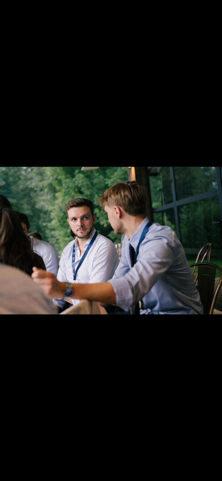 Un échange entre participants autour d’une table.