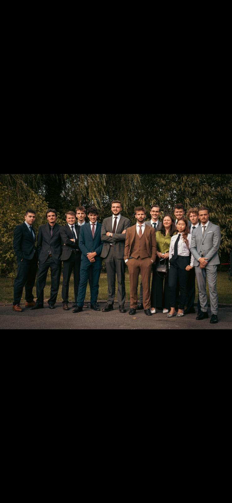 Photo de groupe de l’équipe en extérieur.